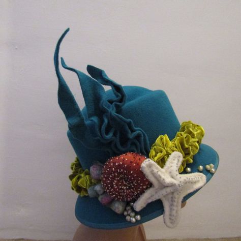 Felt hat with coral reef inspired trim Crazy Hat Ideas, Sea Hat, Headpiece Art, Reef Pattern, Mermaid Parade, Crazy Hat, Headpiece Diy, Classroom Art Projects, Crazy Hats