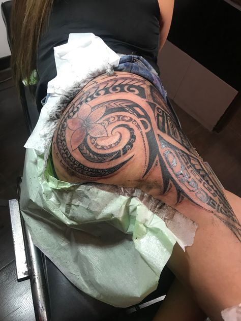 Tribal Maori Maori Tattoo Frau, Arm Tattoos For Guys Forearm, Side Hip Tattoos, Hip Tattoo Designs, Polynesian Tattoos Women, Body Tattoo Design, Turtle Tattoo Designs, Hip Thigh Tattoos, Full Leg Tattoos