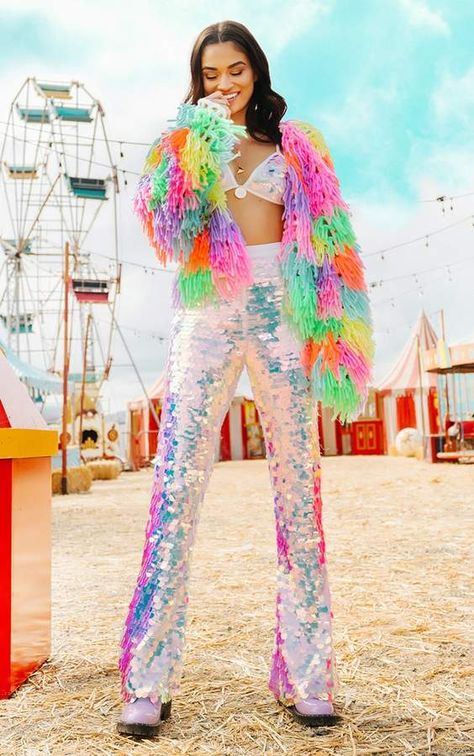 White Sequin Flared Trousers Hard Summer Festival, Outfits Trousers, Sequins Top Outfit, Winter Festival Outfit, Look Disco, White Sequin Top, Taylor Concert, Summer Festival Fashion, Festival Mode