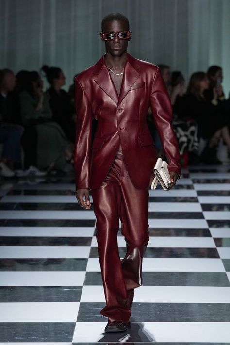 Peter Pan Kostüm, High Fashion Men, Versace Spring, Versace Fashion, Couture Mode, Donatella Versace, Futuristic Fashion, Gianni Versace, Versace Men