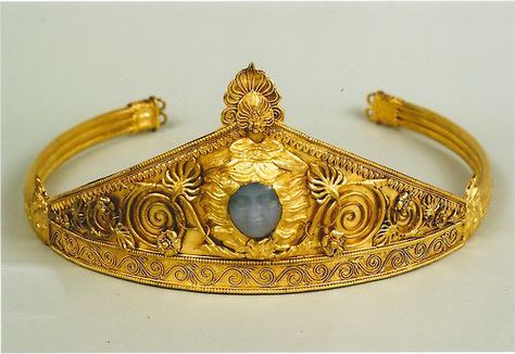 Ancient Greek diadem found in the Ukraine; c. 450 BC Ancient Jewels, Bijoux Art Nouveau, Ancient Jewellery, Royal Crowns, Gold Tiara, Mythical Animal, Historical Jewellery, Greek Jewelry, Royal Jewels