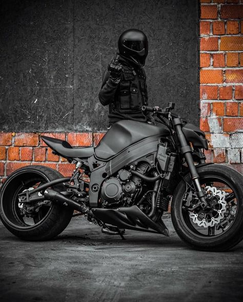 Motorcycles Around The World on Instagram: “@vancegsxr | #superbikesgram Motorcycles Around The World Kik Superbikesgram or DM to contact us #z1000 #streetbike #kawasakizclub…” Hayabusa Streetfighter, Hayabusa Motorcycle, Street Fighter Motorcycle, Tmax Yamaha, Мотоциклы Cafe Racers, Custom Street Bikes, Super Bike, Futuristic Motorcycle, Motorcycle Wallpaper