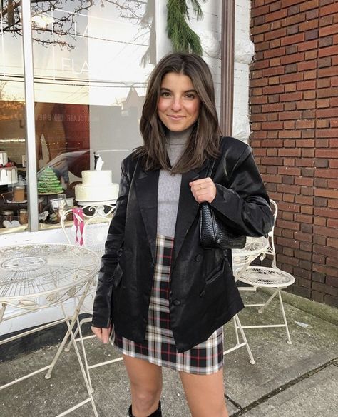 Plaid Miniskirt Outfits, Viviane Audi Winter Outfits, Short Black Hair Outfits, Short Hair Outfits Winter, Viviane Audi Winter, Vivian Audi Hair, Viviane Audi Fall Outfits, Viviane Audi Hair, Short Skirt Winter Outfit