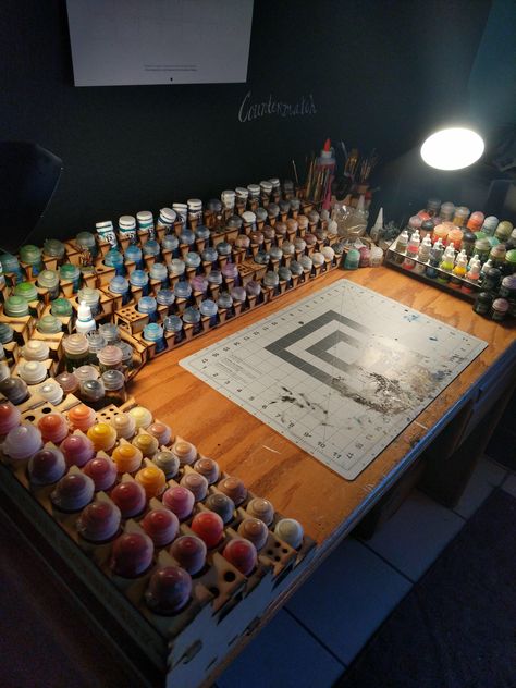 Warhammer 40k Organization, Warhammer Hobby Room, Warhammer Painting Station, Dnd Game Room Ideas, Warhammer Storage, D&d Room, Dnd Room Ideas, Nerd Office, Paint Desk