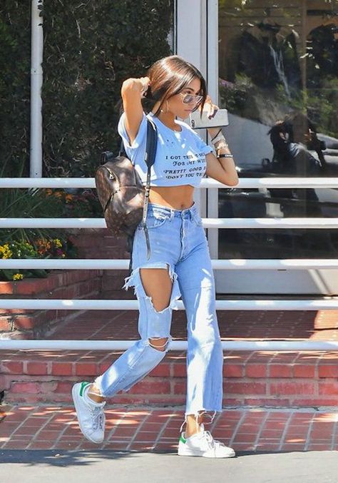 STYLECASTER | ripped jeans | ripped jeans outfit | fall outfit | fall fashion | falls style | How to Wear Ripped Jeans: Street Style Inspiration Ripped Jeans Outfit Fall, How To Make Ripped Jeans, Ripped Jeans Look, Pose Mode, Madison Beer Outfits, Ripped Jeans Outfit, Beer Outfit, Jeans Outfit Fall, Womens Ripped Jeans