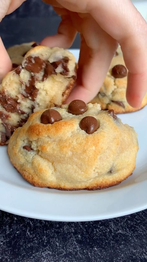 sarahsfitfood on Instagram: KETO “Levain Bakery” Cookies 🍪 but just wait until you see the inside… 😍 ⠀⠀⠀⠀⠀⠀⠀⠀⠀ Finally, a low-carb, sugar-free, lower in calories… Keto Levain Cookies, Huge Cookies, Fried Neckbones, Levain Bakery Cookies, Levain Cookie Recipe, Subway Cookies, Famous Cookies, Levain Cookies, Large Cookies