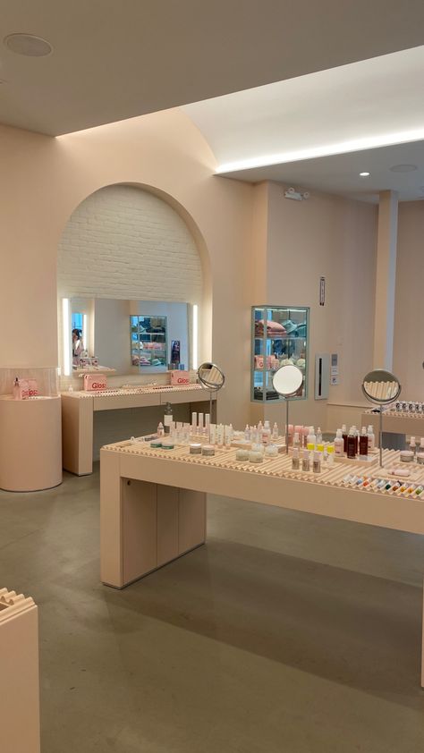 Makeup Shop Design, Makeup Store Interior, Makeup Store Design, Glossier Showroom, Kiosk Store, Glossier Store, Dental Office Design Interiors, Skincare Store, Design Makeup