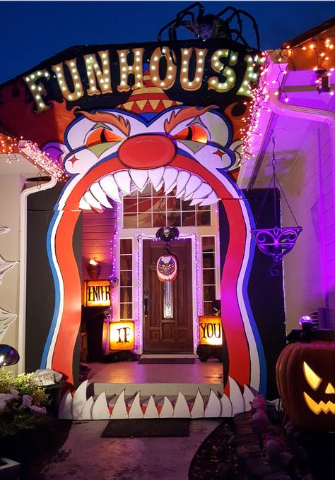 Funhouse scary creepy clown halloween facade entryway door Clown Haunted House Halloween Decorations, Fun House Halloween Decor, Halloween Carnival Outdoor Decor, Scary Clowns Halloween Decor, Halloween Funhouse Ideas, Scary Funhouse Ideas, Scary Clown Outdoor Decor, Scary Clown Yard Decorations, Clown Mouth Entrance To Fun House