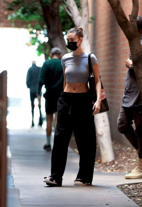 Hailey Bieber casual street style wearing a cropped grey tee and cargo pants Hailey Bieber Candids, Hailey Baldwin Outfits, Hailey Bieber Street Style, Hailey Baldwin Street Style, Running Errands Outfit, Hailey Bieber Outfits, Summer Workout Outfits, Hailey Rhode, Hailey Baldwin Style