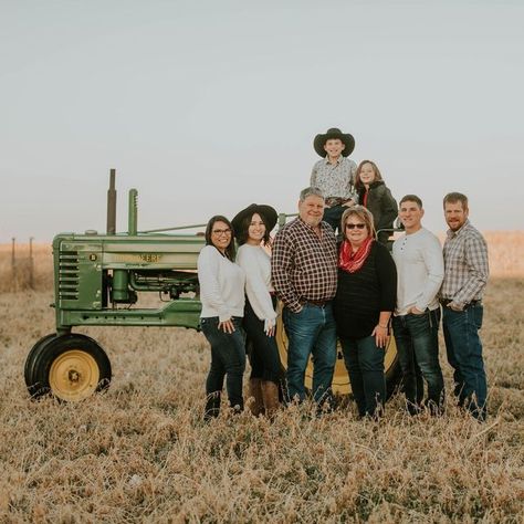 western photo + video on Instagram: "Family photos with an old John Deere tractor are always my favorite. // ✨" Tractor Family Photo Shoot, Tractor Family Pictures, Family Pictures With Tractor, Family Photos With Tractor, Farm Christmas Pictures With Tractor, Farm Family Pictures Tractors, Wheeler Farm Family Photos, Farm Picture Ideas, Family Farm Photos