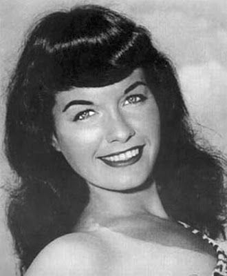 Pin up Plan Calendar Girls - Bettie Page Bumper Bangs, Bettie Page Photos, Betty Page, Anita Ekberg, Pin Up Photos, Louise Brooks, Jet Black Hair, Pin Up Model, Pin Up Hair