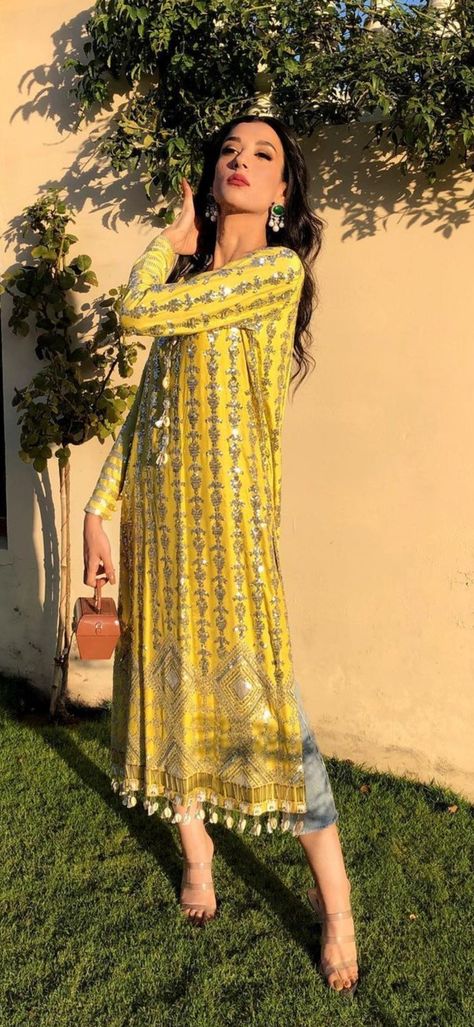 Summer Eastern Outfits, Indian Picnic Outfit, Yellow Kurti With Jeans, Trending Suits Women Indian, Long Kurta With Jeans, Chai Pani, Yellow Kurti, Desi Fits, Desi Aesthetics