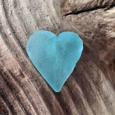 HEART SHAPED TURQUOISE SEA GLASS ON DRIFTWOOD. Heart Shaped Rocks, Jar Of Hearts, Heart In Nature, Color Splash Photography, Beach Finds, Beach Glass Art, Sea Glass Beach, Sea Glass Crafts, Sea Pottery