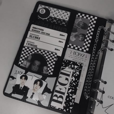 Black Binder Aesthetic, Kpop Macaron Binder, Enhypen Binder Cover, Macaron Binder Deco, Photocard Binder Ideas, Kpop Binder Cover Ideas, Photocard Binder Cover, Binder Decoration Ideas, Macaron Binder