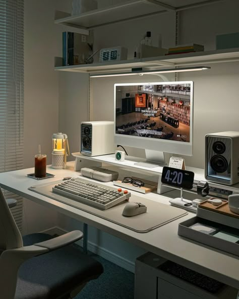 Study Motivation Aesthetic, White Setup, White Desk Setup, Baddie Room, Bedroom Ideas For Small Rooms Diy, Motivation Aesthetic, Dream Desk, Computer Desk Setup, Home Studio Setup