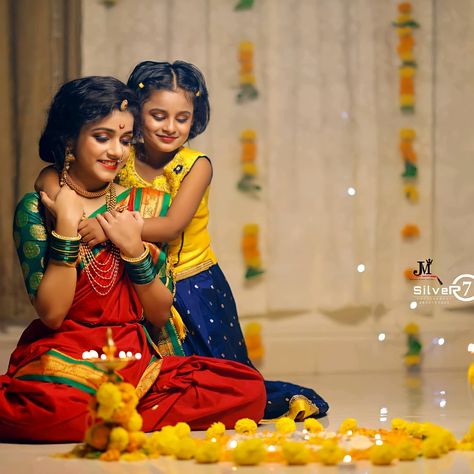 Diwali Family Photoshoot, Diwali Photography Poses For Couple, Deepavali Photography, Sadi Pose, Diwali Photoshoot Ideas, Diwali Poses, Diwali Pics, Diwali Shoot, Diwali Theme