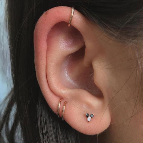 Double Forward Helix Piercing, Triple Helix Piercing, Triple Lobe Piercing, Double Lobe Piercing, Daith Ear Piercing, New Ear Piercing, Constellation Piercings, Ear Piercing Ideas, Ear Piercings Tragus