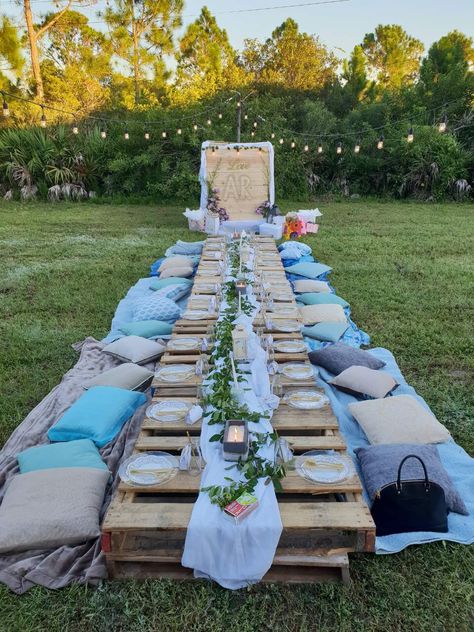 Picnic Bridal Shower Ideas Style, Outdoor Picnic Bridal Shower Ideas, Bridal Shower Decorations Outdoor, Pallet Bridal Shower Decor, Bridal Shower Outside, Outside Picnic, Pallet Picnic, Picnic Bridal Shower, Outdoor Bridal Shower Ideas Backyards