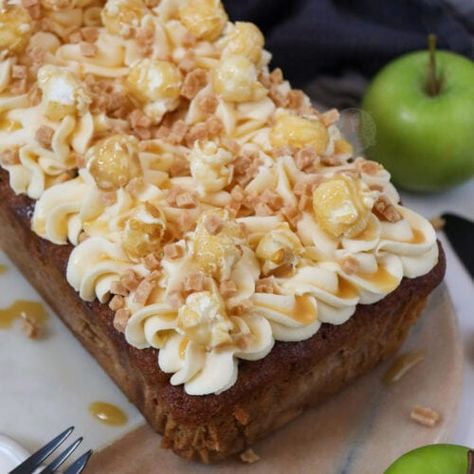 Valentine Baking Recipes, Toffee Buttercream, Sponge Toffee, Apple Loaf Cake, Apple Crumble Topping, Air Fryer Cake Recipes, Caramel Apple Crumble, Apple Loaf, Apple Crumble Cake