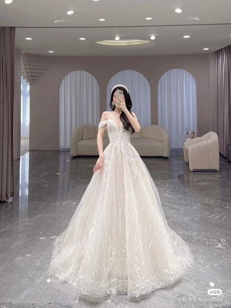 Korean Wedding Dress Elegant, Korean Bride Dress, Wedding Dress Korean Style, Wedding Dress Korean, Dress Pengantin, Wedding Dresses Korean, Ball Gowns Fantasy, Korean Bride, Korean Wedding Dress