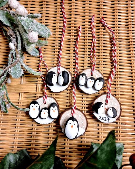 FREE SHIPPING!! This set of mini pebble art penguins bring holiday cheer to any Christas tree, small or large! Each set is originally made and I can make it with different variations or personalizations. Send me a message to let me know exactly what you would like. Pebble Art Penguins, Penguin Christmas Craft, Stone Painting Christmas Pebble Art, Christmas Crafts With Wood Slices, Pebble Art Christmas Ornaments, Pebble Snowman, Easy Homemade Christmas Decorations, Pebble Penguin, Christmas Pebbles