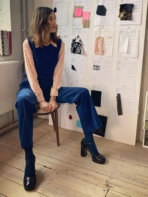 Alexa Chung Outfits, Old School Outfits, Ruffle Collar Shirt, Alexa Chung Style, Sweater Vest Outfit, Dark Academia Outfits, Wife Style, Knitwear Trends, Academia Outfits