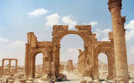 The ruins of the ancient city of Palmyra in the city of Syria Earthy Architecture, Desert Ruins, Palmyra Syria, Ancient Structures, Temple Ruins, Desert Land, Iran Iraq, Desert Oasis, Historical Monuments