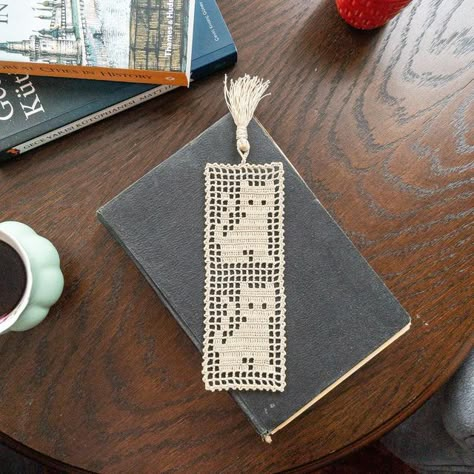 Livaİstanbul on Instagram: "Crochet lace bookmark with cat pattern for your loved ones. 🐈🐈‍⬛ Customized bookmark for Christmas gift . . . #etsy #etsysuccess #giftidea #bookmarks #crochetbookmark #handbookmark #estybookmark #crochetgift #bookmarksforsale #personalizedbookmarks #zodiacsignbookmark #customizedbookmark #keyifliurunler #crochetcats #crochetcatpattern #keyifkitapkahve #catsofinstagram" Cat Bookmark Crochet, Crochet Cat Bookmark, Crochet Bookmark Ideas, Crochet Lace Bookmark, Cat Preparation, Crochet Diy Ideas, Lace Bookmarks, Tinker Fairy, Bookmarks Crochet