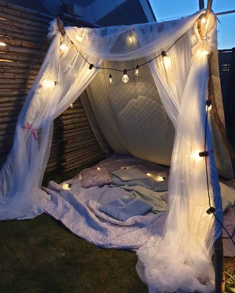 Diy Daybed, Diy Tent, Couple Room, Nordic Minimalism, Living Room Trends, Couch Set, Dinner For Two, Cozy Room, Lounge Room