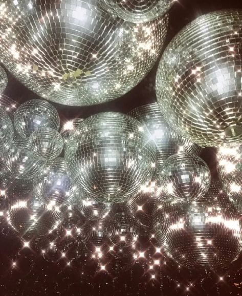 Disco Core Aesthetic, Simone Jackson Daisy Jones, Vintage Disco Ball Aesthetic, Disco Ball Wallpaper Iphone, Disco Vibes Aesthetic, Mirror Ball Aesthetic, Disco Balls Aesthetic, Simone Jackson, Disco Ball Background