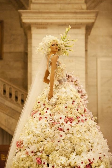 Real Wedding Flowers, فستان زهري, Preston Bailey, Monique Lhuillier Wedding, Monique Lhuillier Wedding Dress, Flower Gown, Mode Prints, Wedding Dresses With Flowers, Floral Fashion