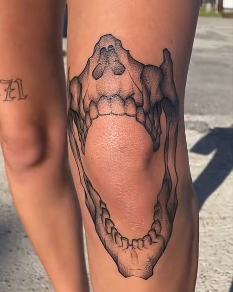 Country Gothic Tattoo, Tattoos For Someone Who Has Been Through A Lot, Skull Around Knee Tattoo, 777 Tattoo Above Knee, Knee Skeleton Tattoo, Cool Knee Tattoos Women, One Sided Back Tattoo, Tattoos For Knees, Aesthetic Knee Tattoo