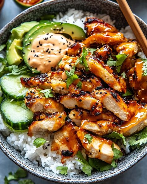 Spicy Honey-Ginger Chicken Bowls with Yum Yum Sauce Ginger Chicken Bowl, Simple Asian Recipes Healthy, Yum Bowls Recipe, Spicy Honey Ginger Chicken Bowl, Spicy Chicken Ramen Bowl With Creamy Sauce, Healthy Spicy Dinner Recipes, Simple Chicken Dinner Ideas, Asian Chicken Bowl Recipe, Easy Healthy Dishes