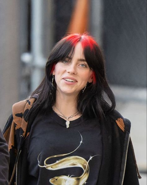 Billie Eilish Red Roots, Red Roots Hair, Queen Performing, Tattoo Tiktok, Oscars 2023, Red Roots, Billie Eyelash, Black Red Hair, Blonde Pink