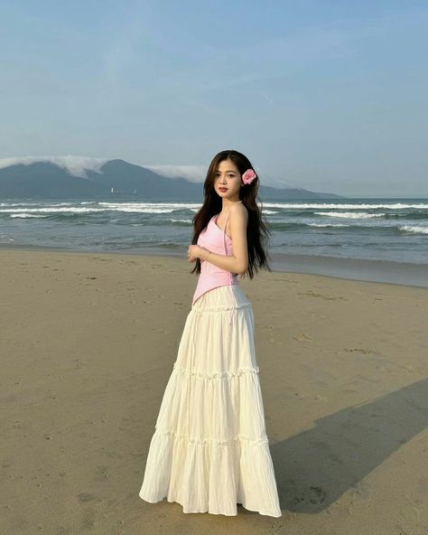 Japan Beach Outfit, Flowy Beach Outfits, Beach In Winter Outfit, Korean Beach Outfit Aesthetic, Beach Ootd Ideas, Sea Outfit Summer Korean, Beach Outfit Korean Style, Beach Outfit Skirt, Summer Korean Outfits