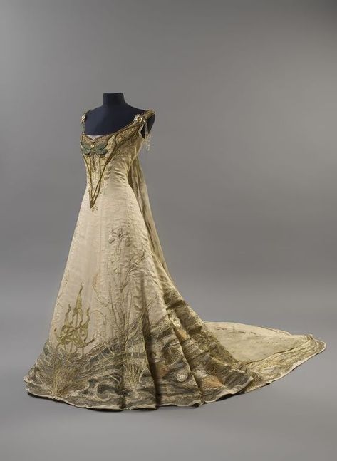 Art Nouveau style gown designed by the French architect, painter and sculptor, Victor Prouvé Art Nouveau Fashion, Fantasy Gowns, Antique Dress, Vintage Gowns, Antique Clothing, Old Fashion, Edwardian Fashion, Historical Dresses, Mode Vintage