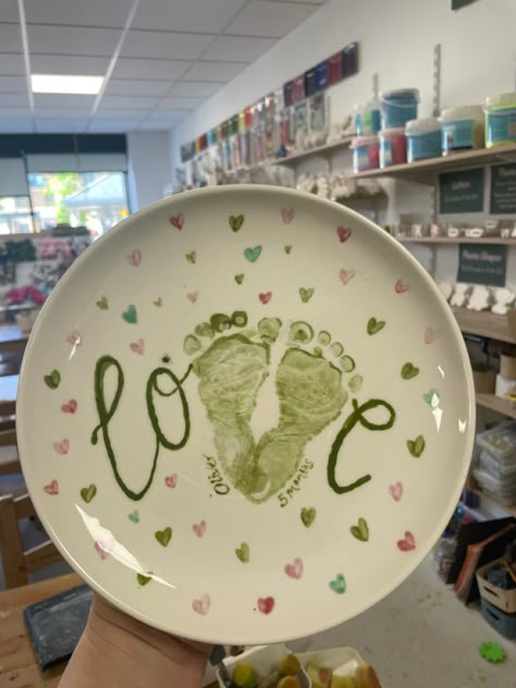 Valentines Plates Diy, Plate Handprint Art, Ceramic Handprint Ideas, Hand Print Plate Ideas, Newborn Pottery Ideas, Footprint Pottery Ideas, Pottery Painting Handprint Ideas, Baby Ceramic Painting Ideas, Toddler Pottery Painting Ideas