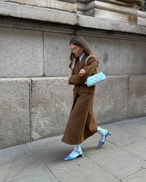 Are we ready for colourful fall? 🩵🤎 The coat @paulandjoeparis The bag @karkki__official Colour Winter Outfit, Coat 2025 Trend, Autumn Colour Outfits, Blue Bag Outfit, Fall Nostalgia, Extreme Fashion, Color Combos Outfit, Blogger Street Style, Sleek Dress