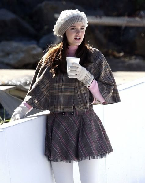 Blair’s Waldorf Outfits, Blair Waldorf Skirt Outfits, Blair Waldorf Aesthetic Outfit Winter, Blair Waldorf Pink Outfit, Gossip Girl Christmas Outfit, Christmas In Gossip Girl, Blair Waldorf Skirt, Gossip Girl Winter Aesthetic, Blair Winter Outfits