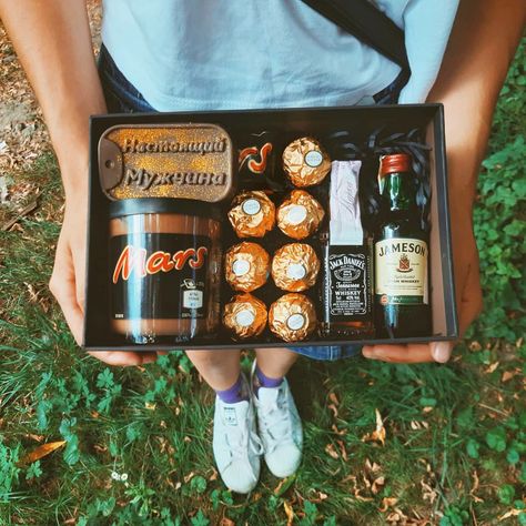 Composition: Mars Pasta  Ferrero Rosher Jack Daniels Jameson . See more in Instagram. You can buy this box. Presents For Men, Gift For Boyfriend, Diy Crafts For Gifts, Jack Daniels, Box Gift, Root Beer, Cold Brew, Birthday Present, Beer Can