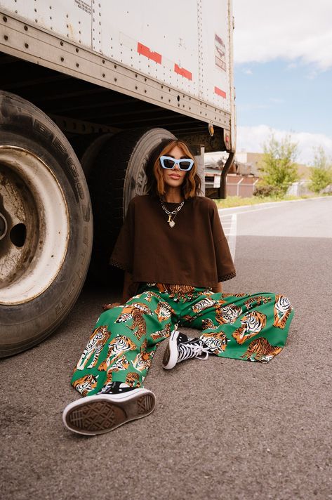 LALA ORIGINAL: Frankie Cropped Tee in Chocolate Brown + Checkerboard Low Contrast Style, Cool Brown Outfit, Women’s Street Wear Fashion, Western Inspired Fashion, Funky Clothing Style, Bold Style Fashion, Thrift Clothes Aesthetic, Authentic 70s Fashion, Athletic Street Style