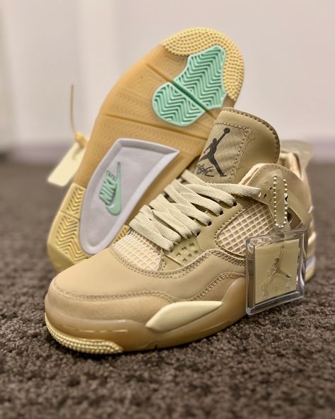 Jordan 4 x Off-White Sneakers by: @aware.sneakers Smart Shoe Storage, Best Shoe Storage, Modern Chic Home, Shoe Storage Hacks, Off White Sneakers, Maximize Small Space, Shoe Storage Solutions, Preppy Shoes, Hype Shoes