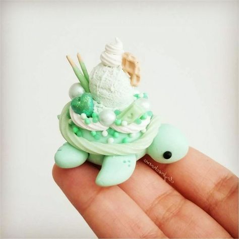 Tattoo Sea Turtle, Aesthetic Turtle, Turtle Aesthetic, Turtle Eating, Sea Turtle Images, Turtle Eggs, Turtle Pictures, Polymer Clay Turtle, Sea Turtle Drawing