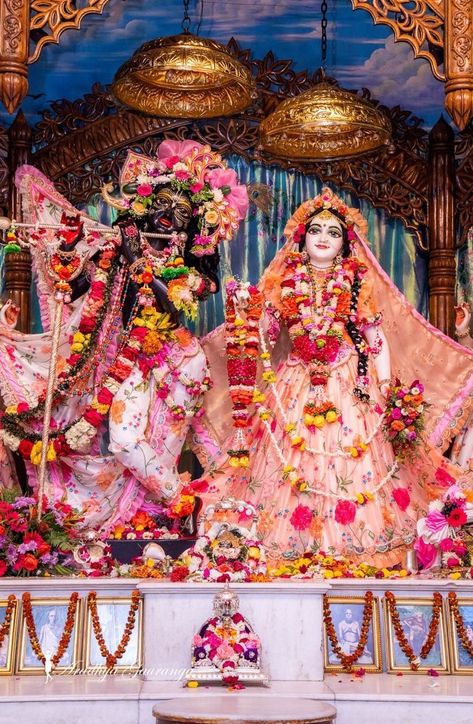 Radhe Krishna Photo, Cartoons Krishna, Vrindavan Photography Pictures, Bollywood Wallpaper, Good Morning Krishna, Radhe Krishna Wallpapers, Album Cover Wallpaper Collage, Shree Krishna Wallpapers, Krishna Book