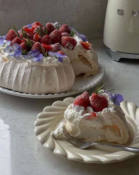 Bianca’s Lifestyle added a new photo. - Bianca’s Lifestyle Christmas Pavlova, Pavlova Cake, Sweet Snacks Recipes, Oven Recipes, Diy Cake, Pavlova, Cafe Food, Sweet Savory, Sweet Snacks