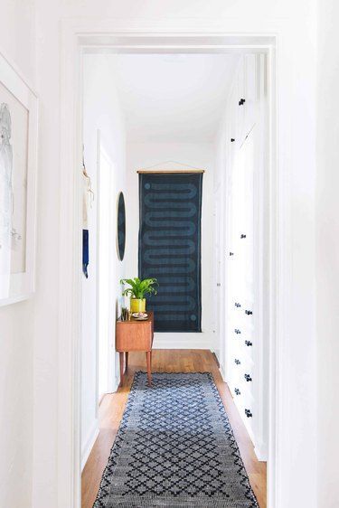 Your entrance or hallway is the first thing people see when they enter your abode and if you love statement-making home decor, you'll want to wow with your interior design. Here are some hallway wall decor ideas that will impress you and your guests. #hunkerhome #hallway #hallwaydecorideas #hallwayideas #hallwayinspo Wall Decor Hallway, Bloxburg Hallway, Green Hallway, Living Room Reveal, Decor Hallway, Small Entryways, Entrance Modern, Long Hallway, Dekorasi Kamar Tidur