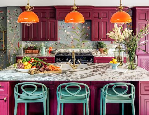 Estilo Kitsch, Chinoiserie Room, De Gournay Wallpaper, Maximalist Home, Hand Painted Wallpaper, Bright Kitchens, Marble Counter, Pink Kitchen, Painting Wallpaper