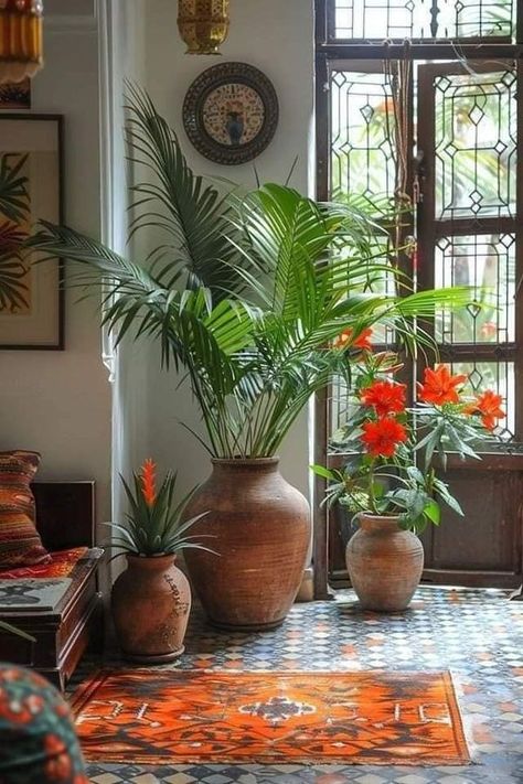 Potted Palms, Clay Vases, Boho Living Room Ideas, Indian Room Decor, Cosy Lounge, Indian Bedroom Decor, Antique Wall Decor, Indian Living Rooms, Mexican Home Decor