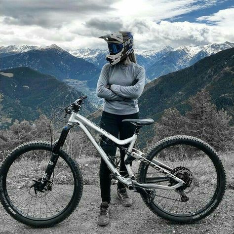 Womens Mountain Bike Outfits, Mountain Biking Aesthetic, Mtb Aesthetic, Sepeda Trek, Mtb Outfit, Mountain Biking Outfit, Mountain Bike Training, Bmx Girl, Mountain Biking Photography