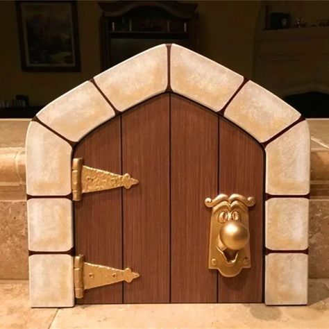 Famous Doors From Movies, Alice Door, Alice In Wonderland House, Alice In Wonderland Door, Playroom Closet, Mini Tela, Casa Disney, Alice In Wonderland Room, Disney Rooms